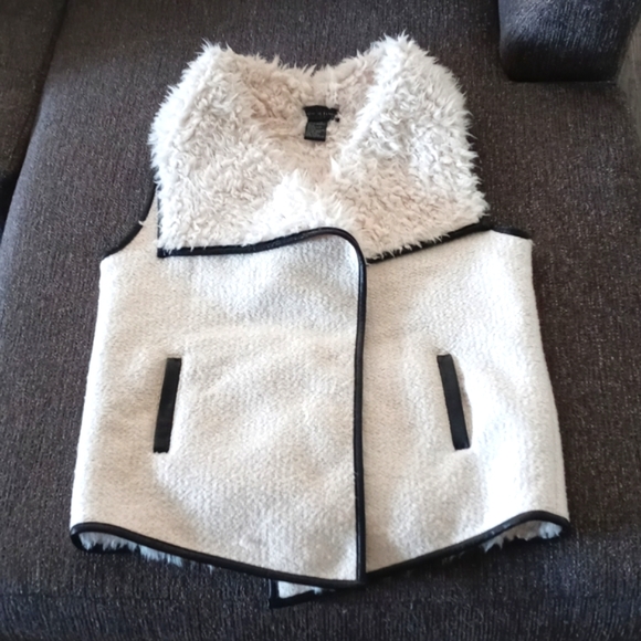 🌫Live A Little🌫 - Faux Fur Shearling Cardigan Vest - Picture 4 of 14